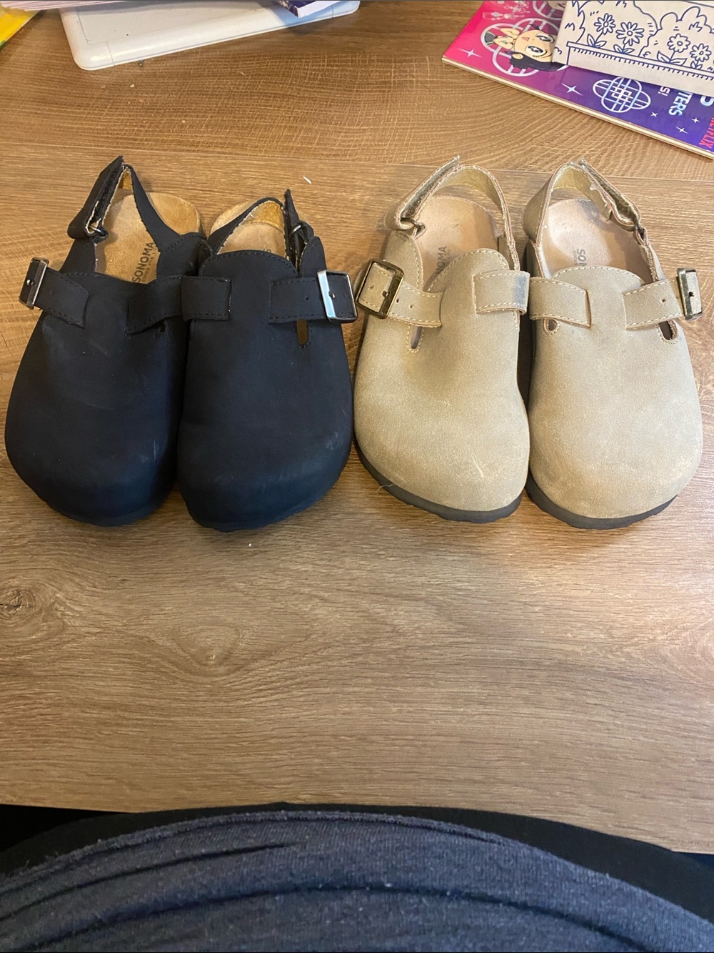 Sonoma Kids Adjustable Strap Clogs in Black and Tan